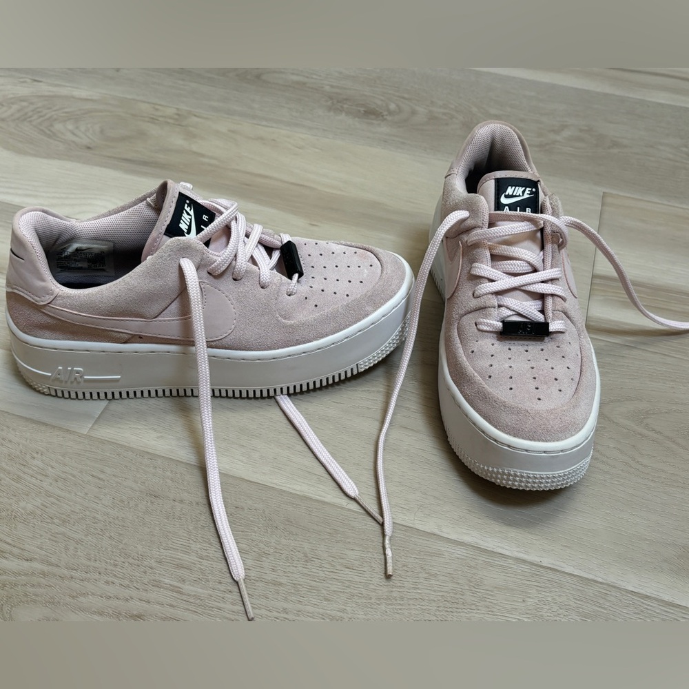 Nike Women's Air Force 1 Nike Pink Sneakers